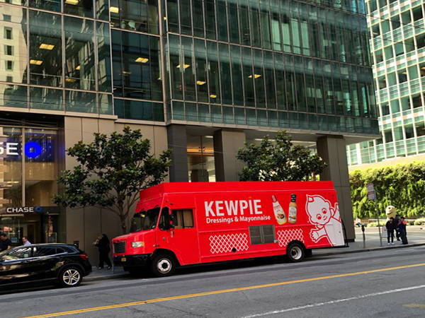 Kewpie food truck in front of Chase bank