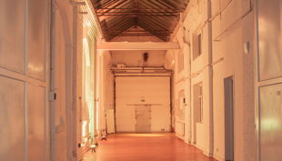 grossehalle beleuchtet buehne eingang