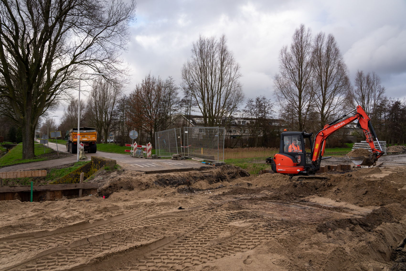 De J.C. van Hattumweg is tijdelijk onderbroken op de plek waar de spoorwegovergang komt. De J.C. van Hattumweg is tijdelijk onderbroken op de plek waar de spoorwegovergang komt.