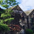 Vue sur les entrepôts chais de la distillerie Glen Ord dans le nord-ouest des Highlands d'Ecosse