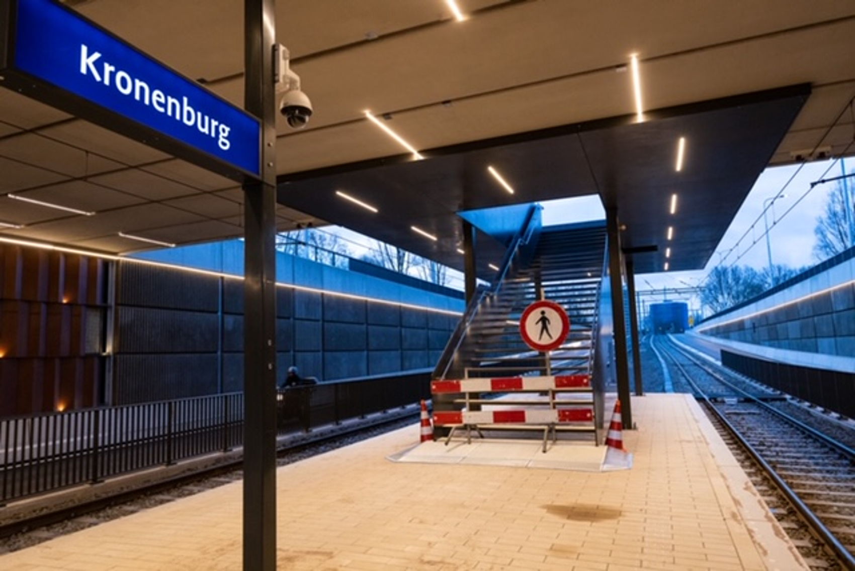De zuidelijke halteopgang is momenteel ook dicht in verband met het afronden van de tegelwerkzaamheden. Naar verwachting gaat deze opgang in de loop van vandaag open. De halte is bereikbaar via de opgang aan de noordkant van de rotonde. De zuidelijke halteopgang is momenteel ook dicht in verband met het afronden van de tegelwerkzaamheden. Naar verwachting gaat deze opgang in de loop van vandaag open. De halte is bereikbaar via de opgang aan de noordkant van de rotonde.