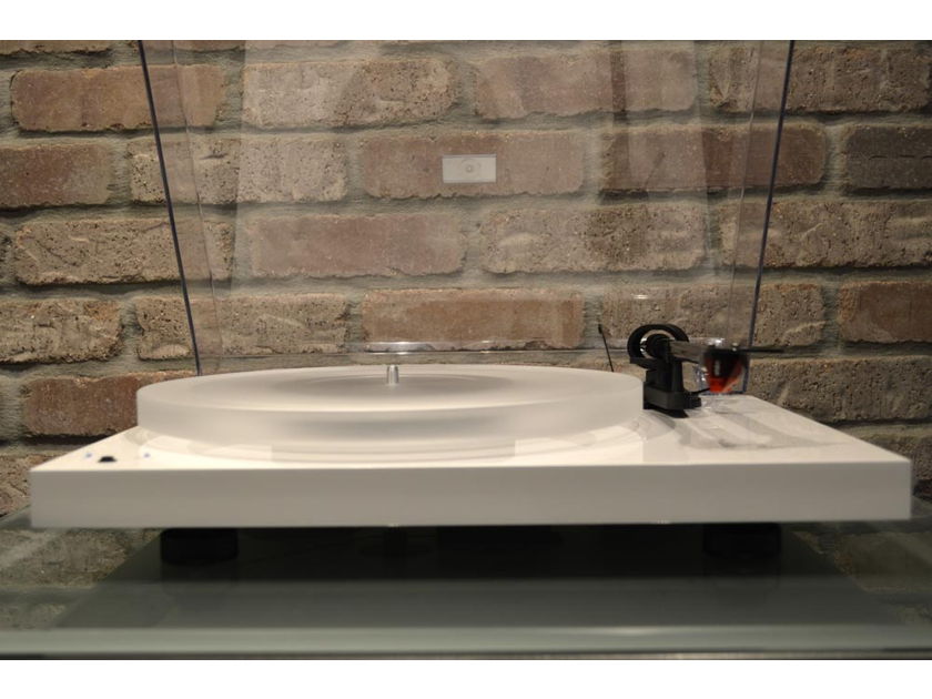 Pro-Ject Audio Systems Debut Carbon Esprit SB - Gloss White Turntable w/ Ortofon RED Cart.