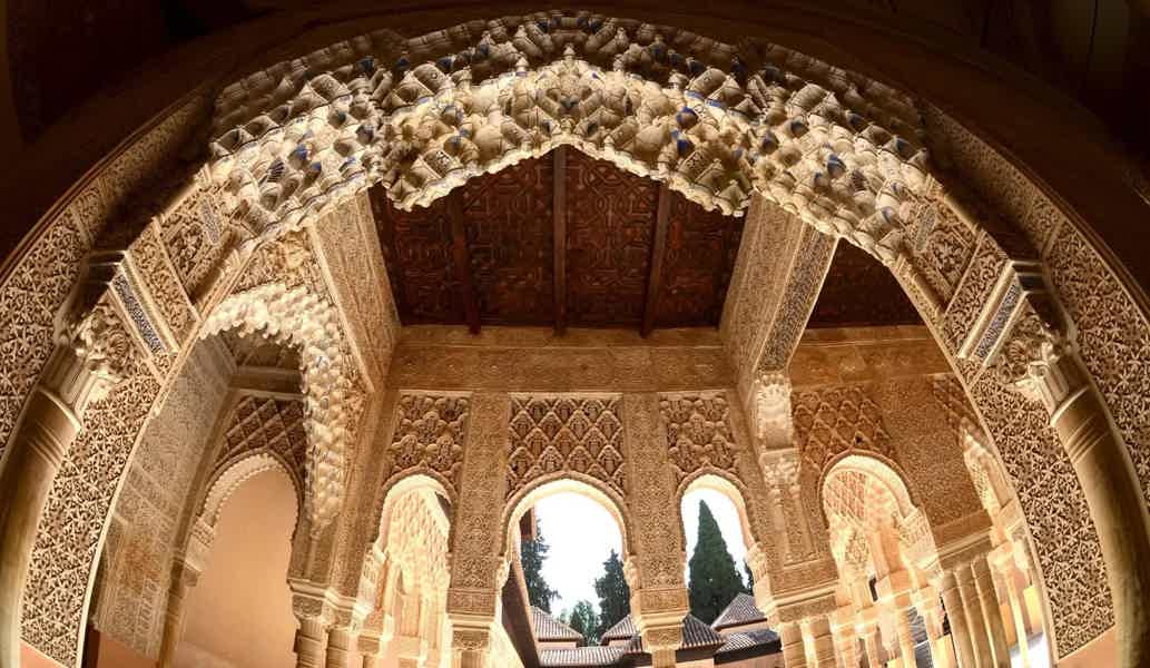 Granada: Alhambra and Nasrid Palaces Guided Tour - photo 1