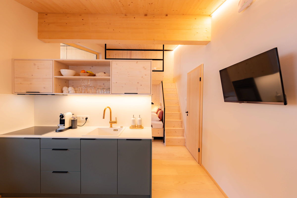 Kombinierter Wohn- und Schlafbereich mit Küchenzeile im Zimmer Cozy Kabel von Hugo & Pepi in Mittelberg im Kleinwalsertal.