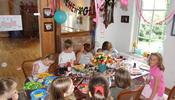 tanzhaushöper kinder am geburtstagstisch