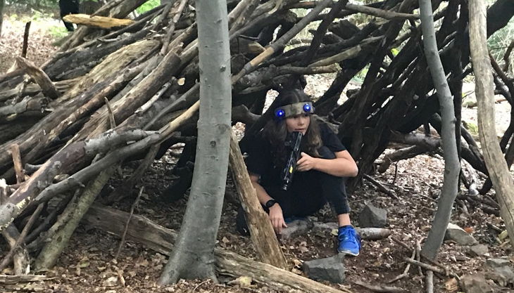 kind versteckt im holz