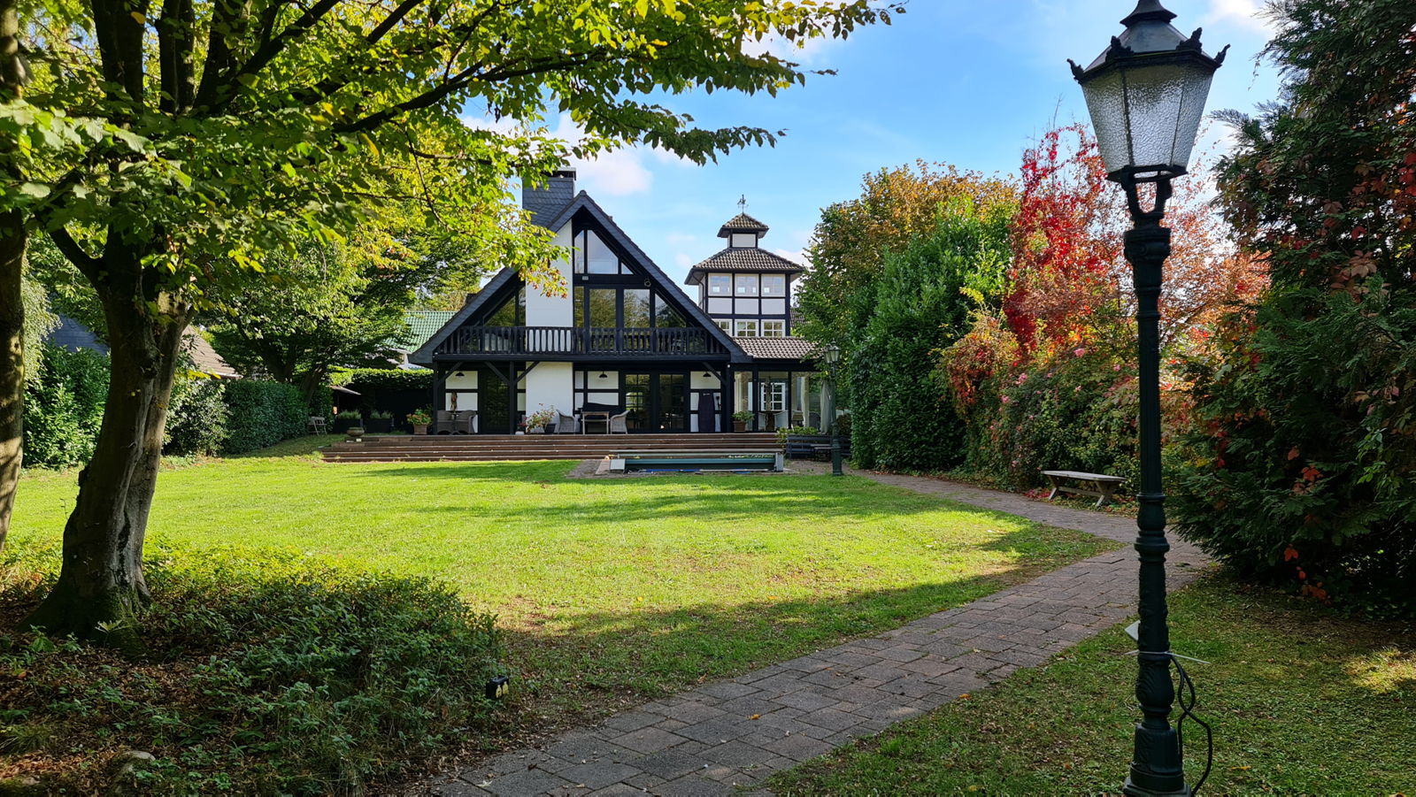 Dream estate in country house style with park grounds