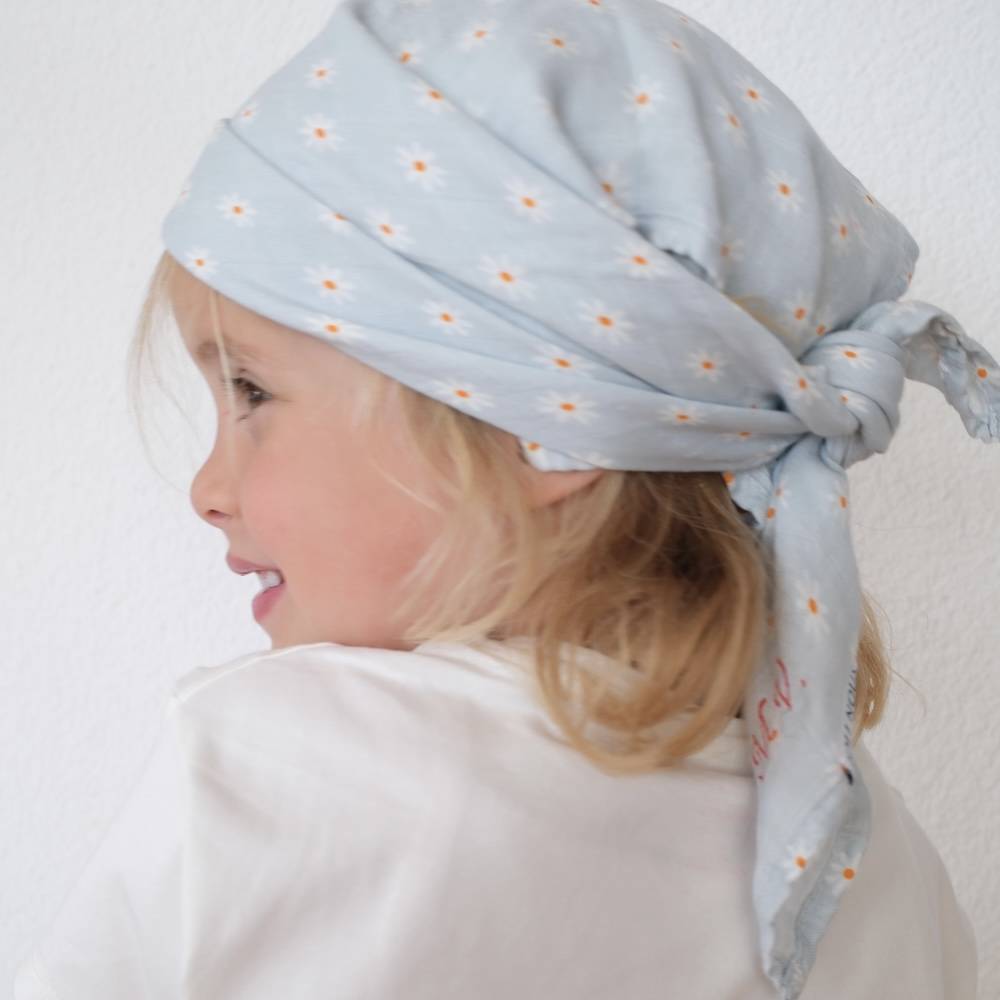 foulard MARGUERITES joli nous raffiné beige crème pour bébé et enfant, en coton doux et bambou et respirant, certifié OEKO-TEX, idéal pour compléter une tenue d’enfant chic et confortable