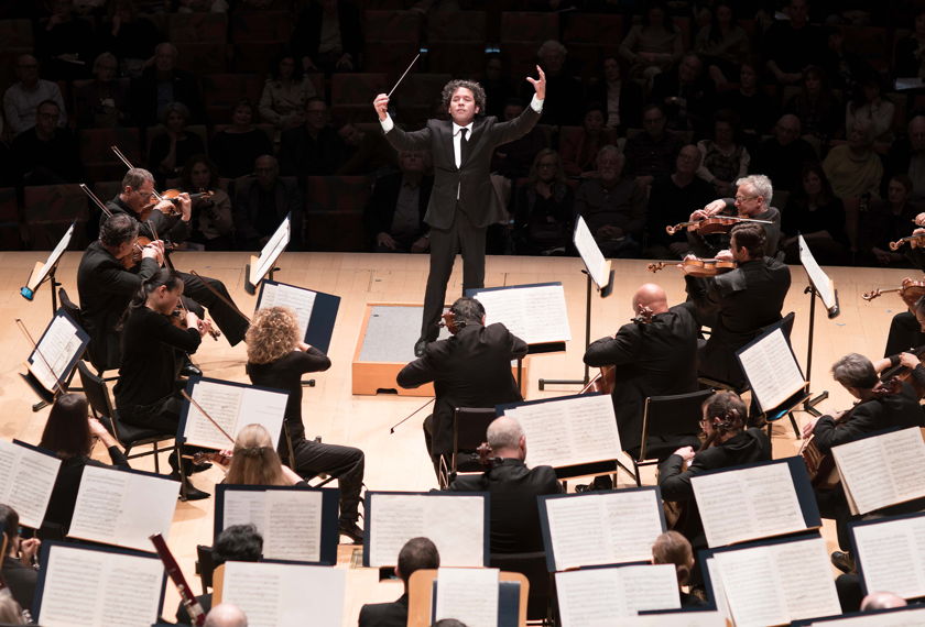 Gustavo Dudamel  al frente de la Filarmónica de Los Ángeles.
