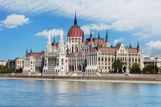 Driving and Walking Tour with Danube River Cruise 