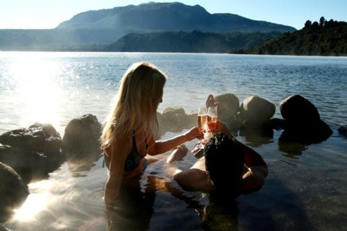 Новый год на диком вулканическом пляже в Новой Зеландии. Роторуа.
