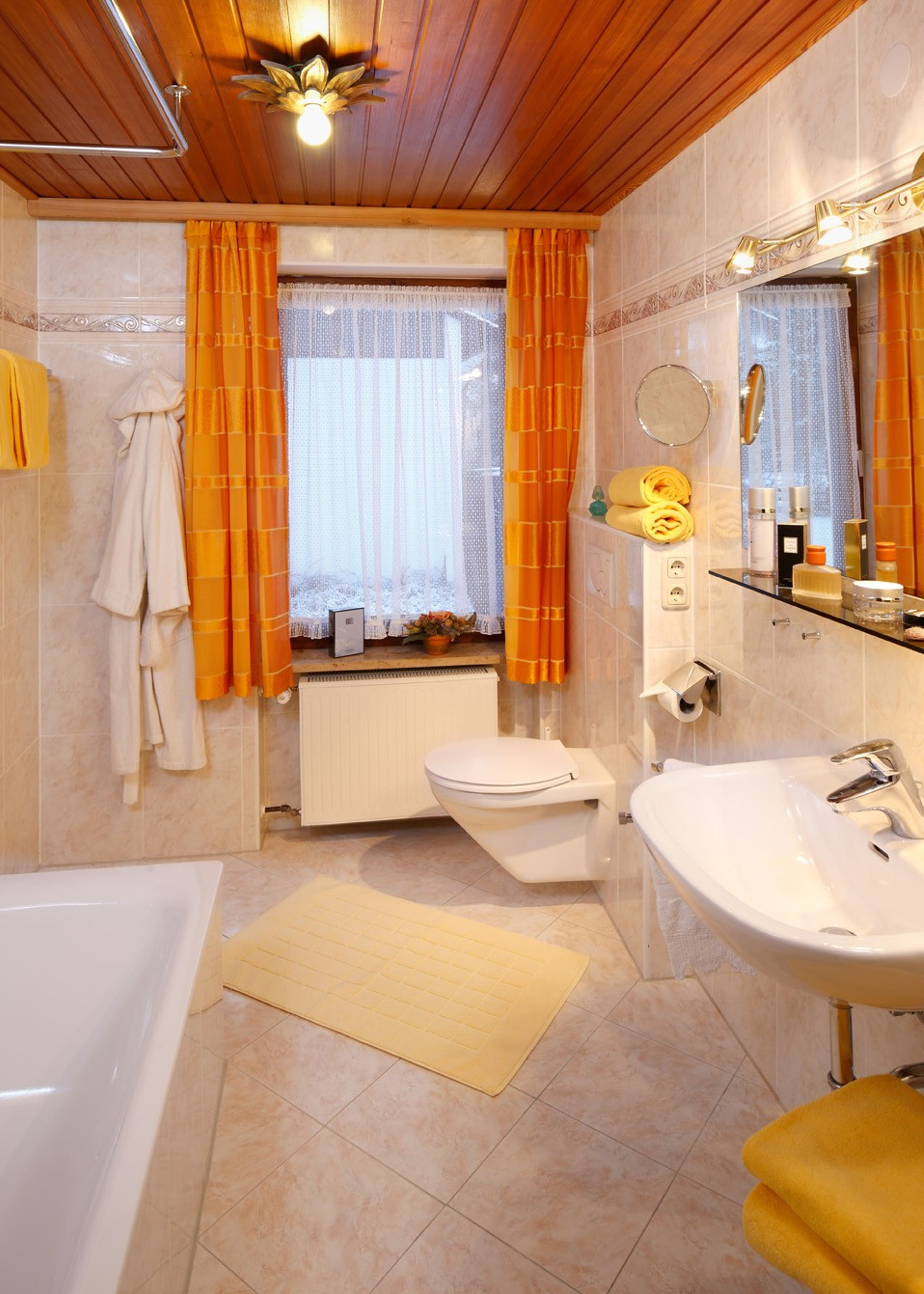 Helles Badezimmer mit alpinem Flair in einer Ferienwohnung im Allgäu