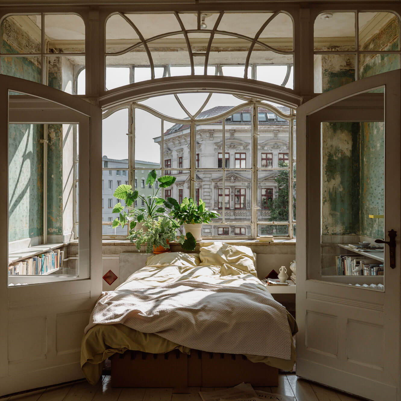 ROOM IN A BOX Co-Sleeping im grauen Familienbett aus Wellpappe 
