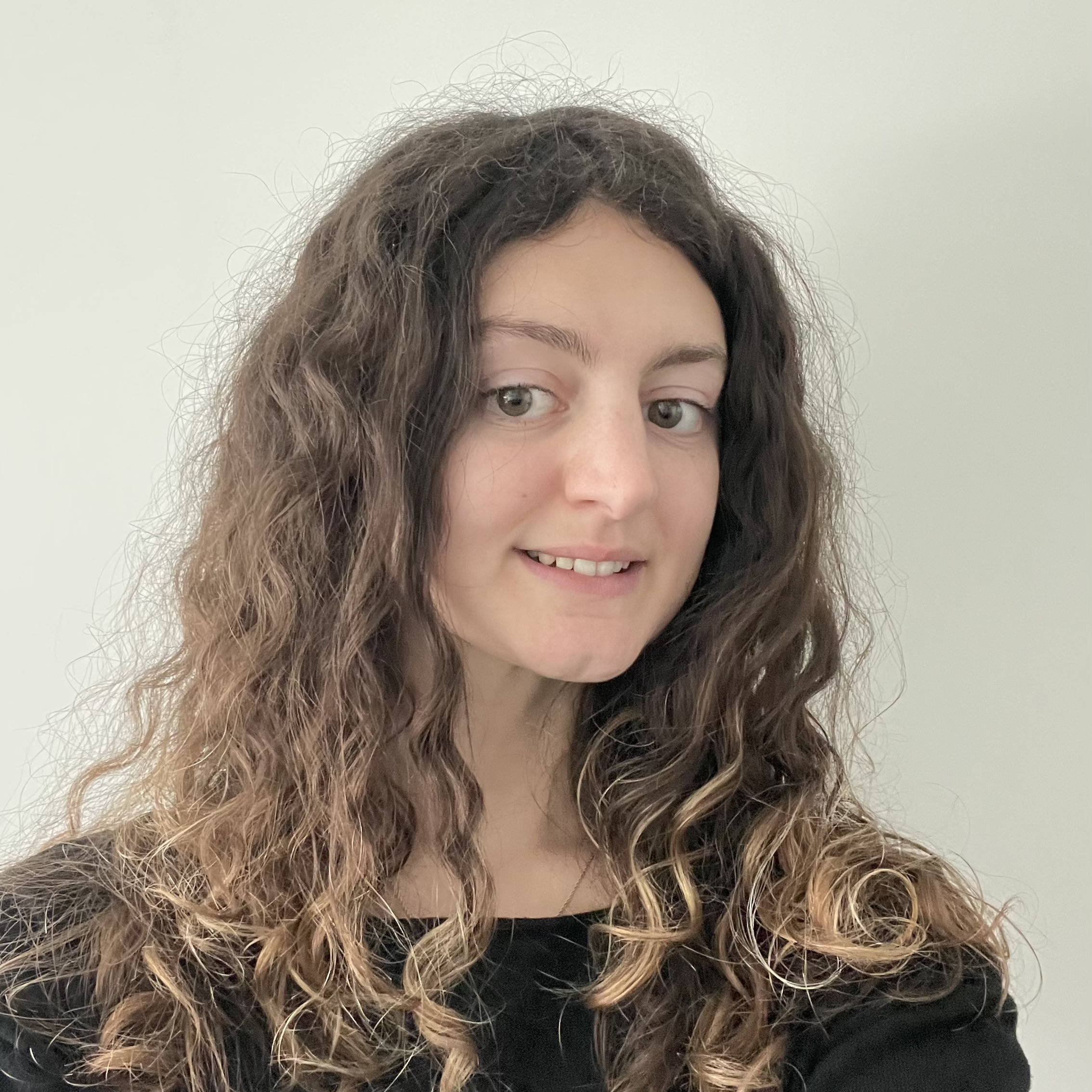 Alexane Luna, Assistance Communication