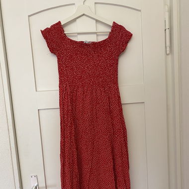 rotes Sommerkleid mit weissen Blumen