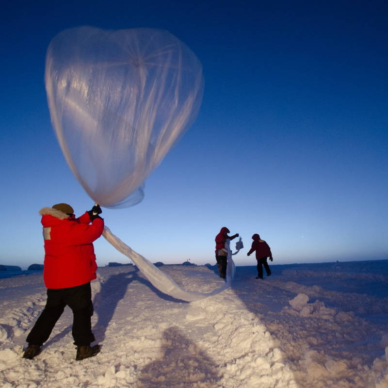 Ballonnen om de dikte van de ozonlaag mee te meten