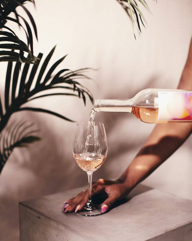 Bouteille de rosé et verre de vin sur une table
