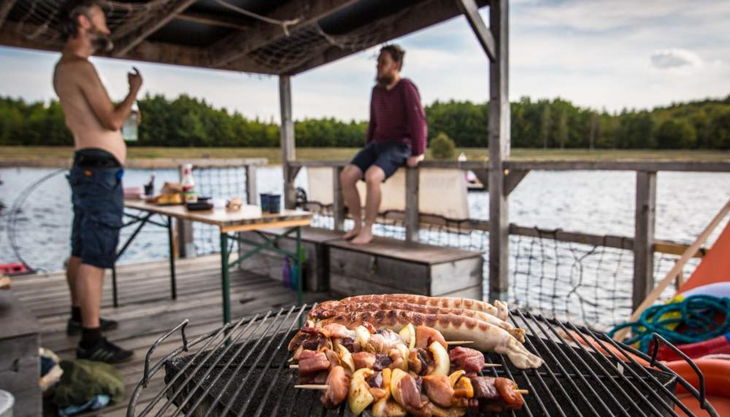 südseefloß grillen auf dem wasser