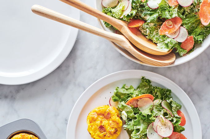 Bouchées d’omelette au fromage et salade crémeuse