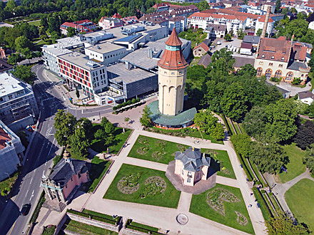  Karlsruhe
- Hier sehen Sie die Einsiedlerkapelle sowie den Wasserturm in Rastatt. Erfahren Sie mehr über den Kauf oder Verkauf eines Mehrfamilienhauses in Rastatt.