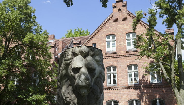 museum reinickendorf straßenseite pilasterfigur foto patricia schichl museum reinickendorf