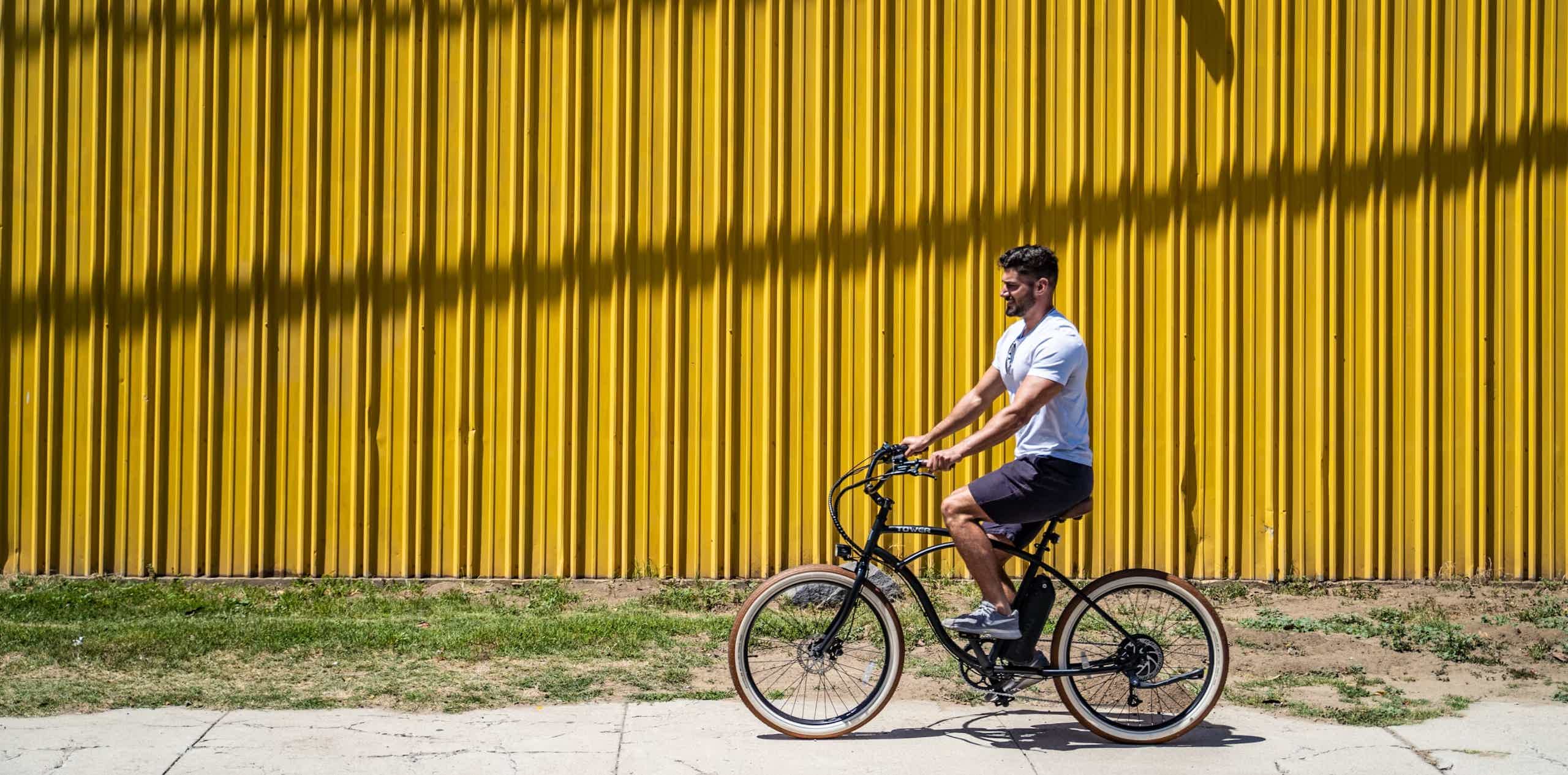 Imagen de recurso de una persona rodando sobre una e-bike.