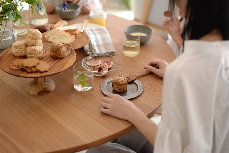 円卓を囲んで、お茶とお菓子を楽しむ