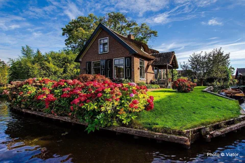 Giethoorn Guided Day Trip from Amsterdam with Boat Cruise