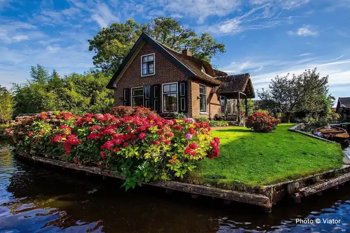 Giethoorn Guided Day Trip from Amsterdam with Boat Cruise