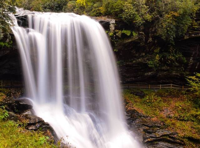 cascata fotografata con la tecnica della lunga esposizione