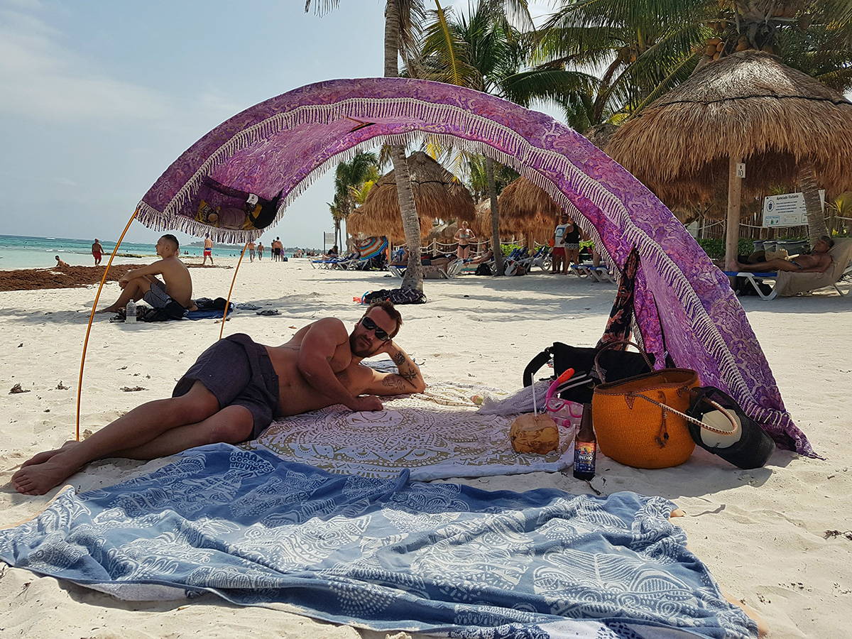 Portable travel sunshade from Suniela Beach with room for the whole family 