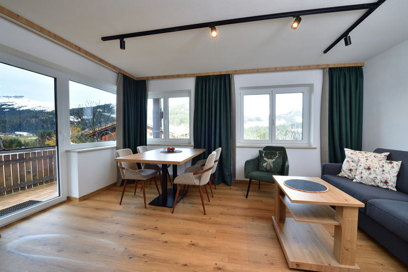 Wohnbereich mit Terrasse in der Ferienwohnung in Riezlern im Kleinwalsertal