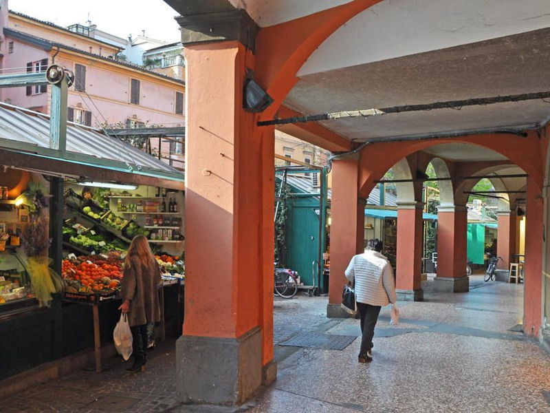 Tours enogastronómicos Bolonia: Descubriendo los sabores de la Piazza Aldrovandi