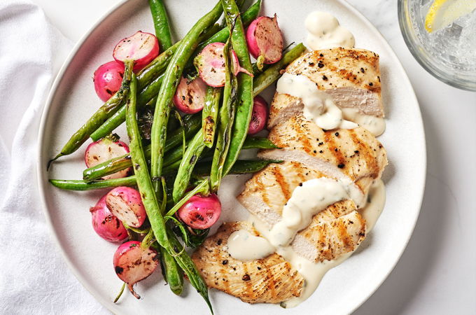 Escalopes de poulet, radis et haricots grillés, sauce à l’estragon