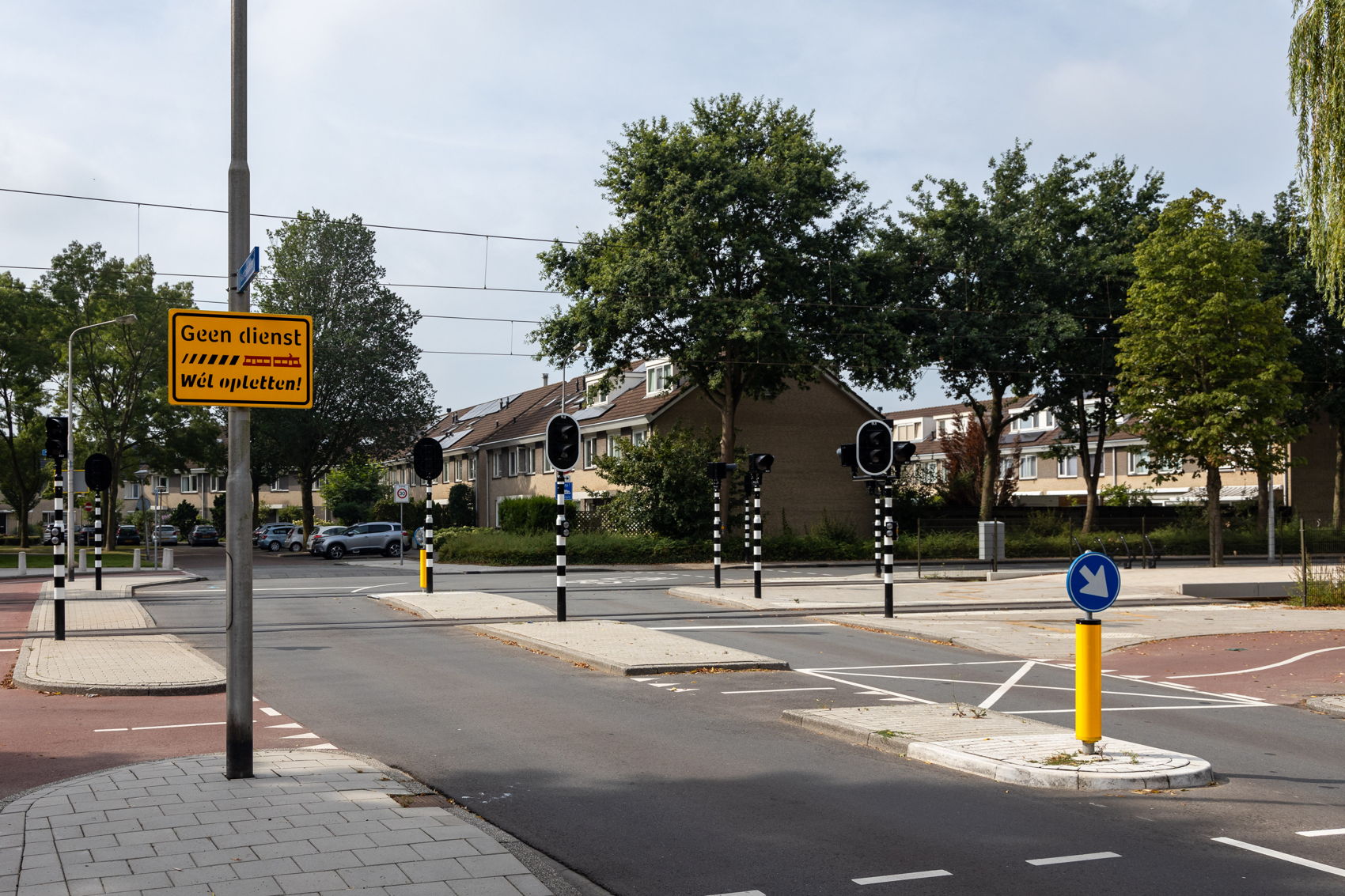 Bij de overwegen in Amstelveen-Zuid staan tijdelijk borden om u even te herinneren aan het feit dat er af en toe weer trams rijden. Bij de overwegen in Amstelveen-Zuid staan tijdelijk borden om u even te herinneren aan het feit dat er af en toe weer trams rijden.
