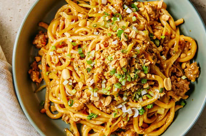 Nouilles udon au porc et aux arachides