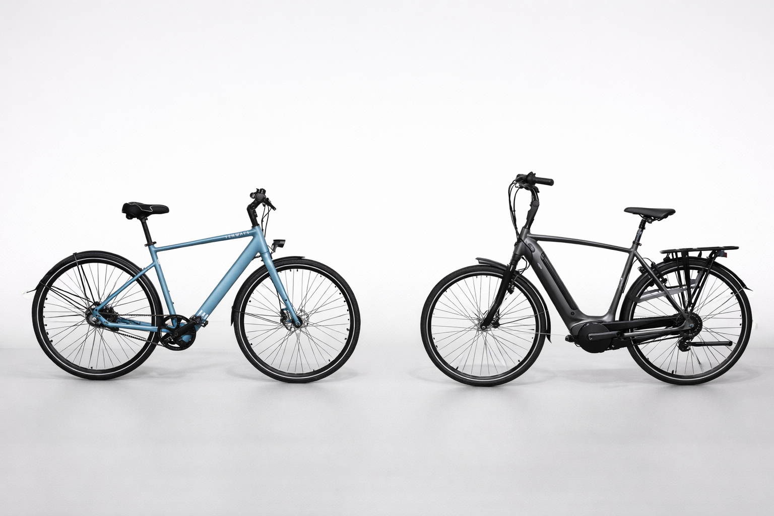 Vergelijking van een Tenways CGO600 e-bike en een Gazelle Grenoble C8 e-bike, zijaanzicht, naast elkaar op een neutrale achtergrond.