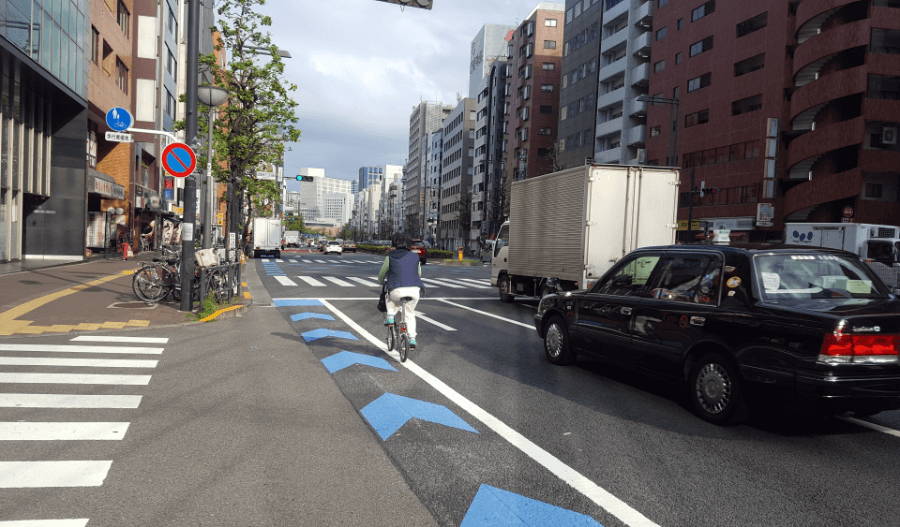 車道を走る自転車