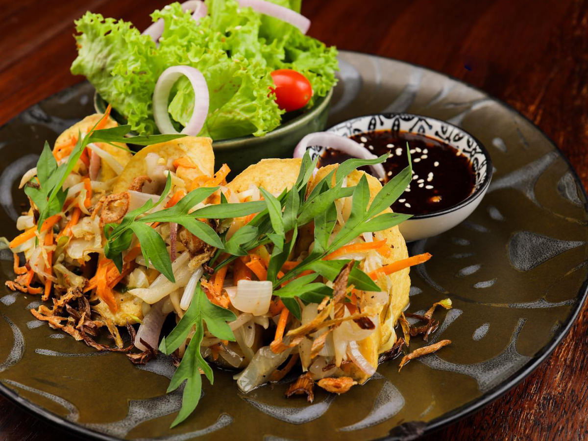 Tauhu Salad: A starter. It's light, fresh, simple and yet will surely tickle your taste buds