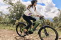 Femme roulant sur vélo électrique VTT en pleine nature