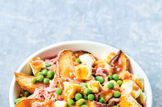 Poutine à la viande fumée et aux petits pois