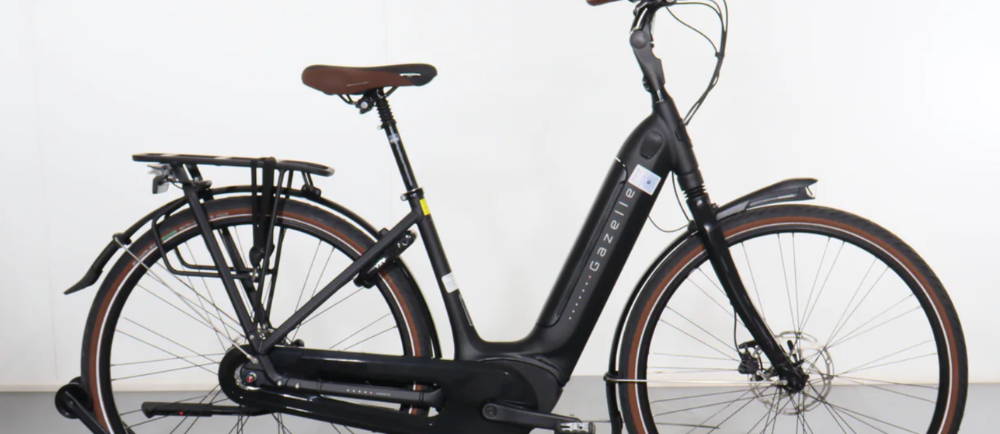 A black Gazelle Arroyo C8 Elite electric city bike