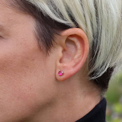 Boucle d'oreille avec rubis style bouton sur oreille.
