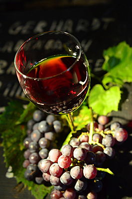 Meran
- Ein Glas edlen Rotweines aus Südtirol