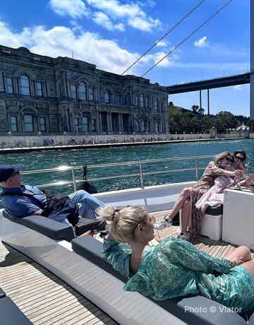 Round-trip yacht cruise
