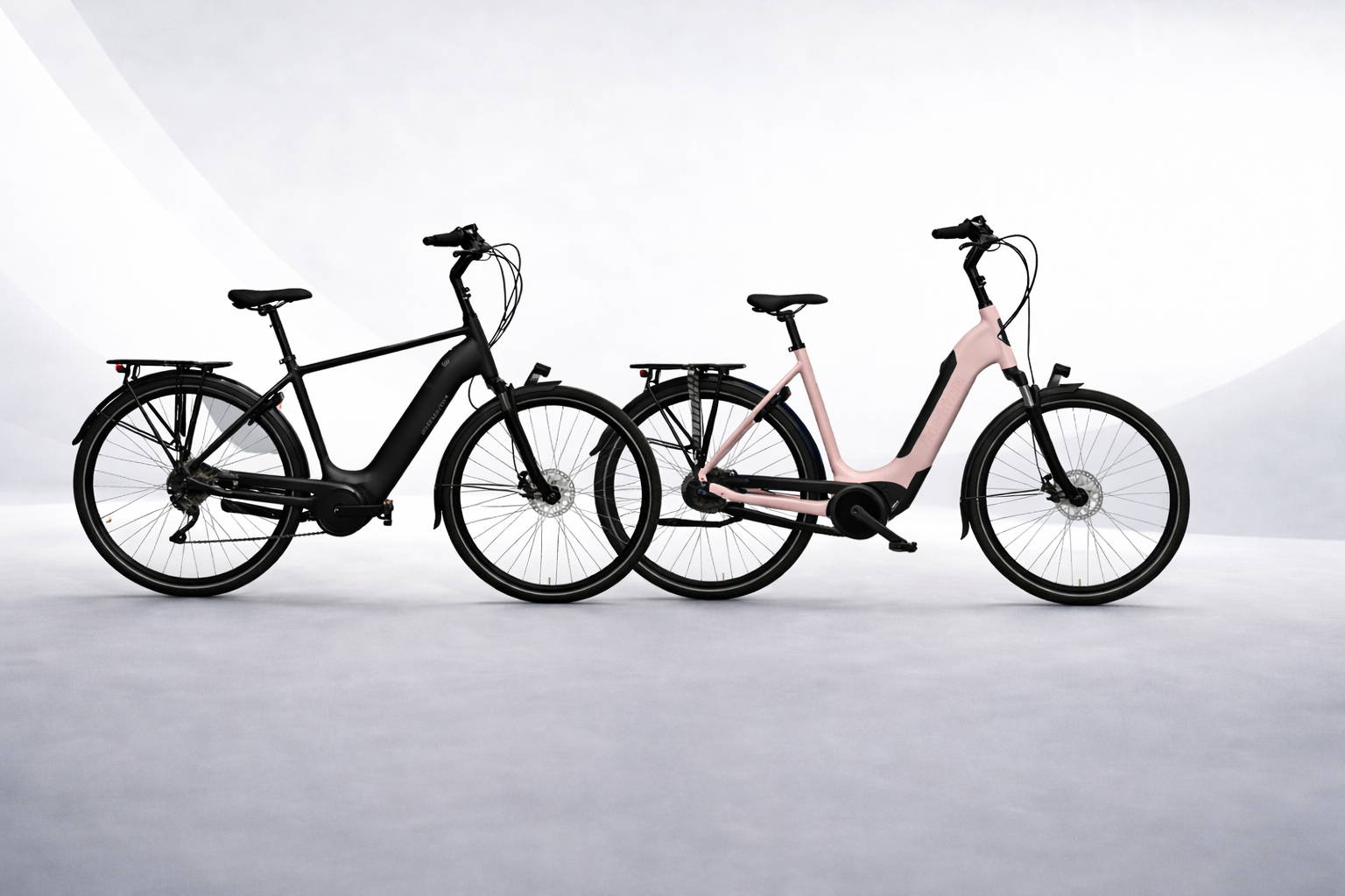 Batavus en Sparta e-bike in zijaanzicht, comfortabele stads/trekkingfiets met lage instap en middenmotor.