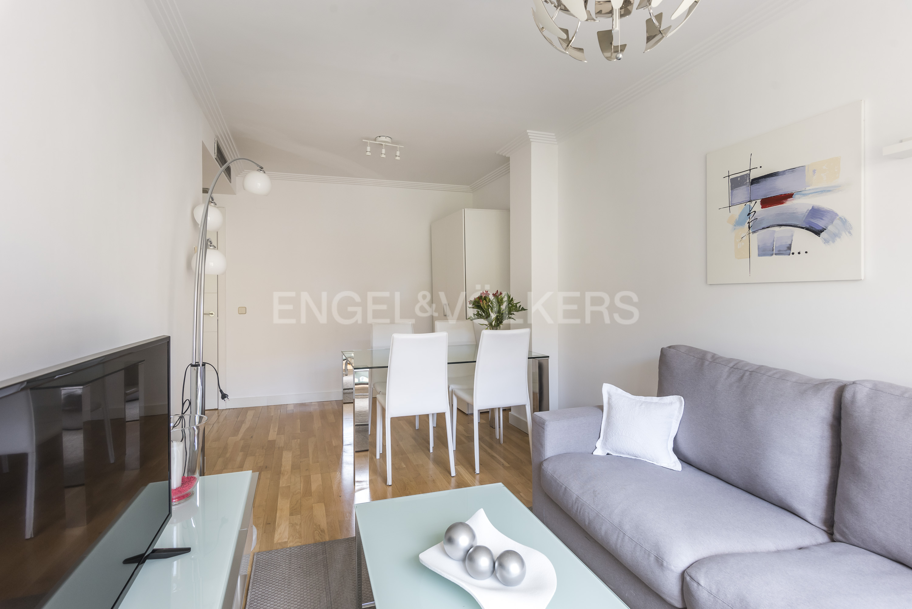 Very bright and welcoming, unbeatable location, furnished, recently renovated, practical for couples or single occupants - Image 5