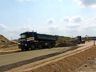  Transport kruszywa do budowy warstwy mrozoochronnej Trasy Głównej OMT w km 1+430