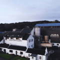 Vue aérienne sur la distillerie Isle of Jura sur l'île de Jura dans les Hébrides intérieures d'Ecosse