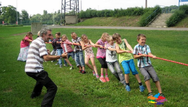 bester geburtstagde spiel mal bunt olympiade tauziehen kinder gruppe